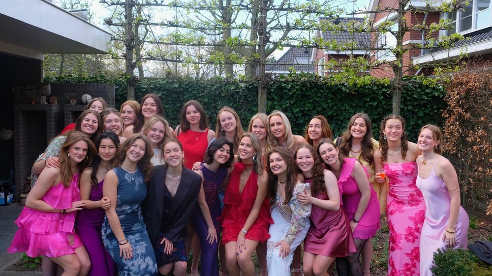 iedereen in roze en rood