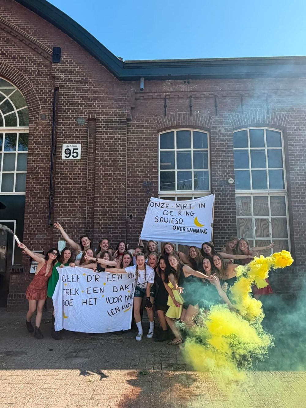 supporteren voor Mirte, met gele rook