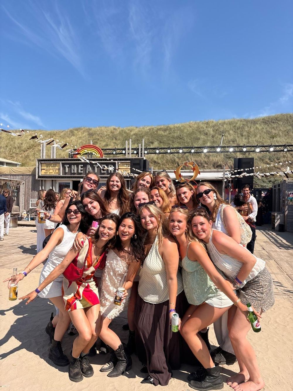 op het strand, voor het theater