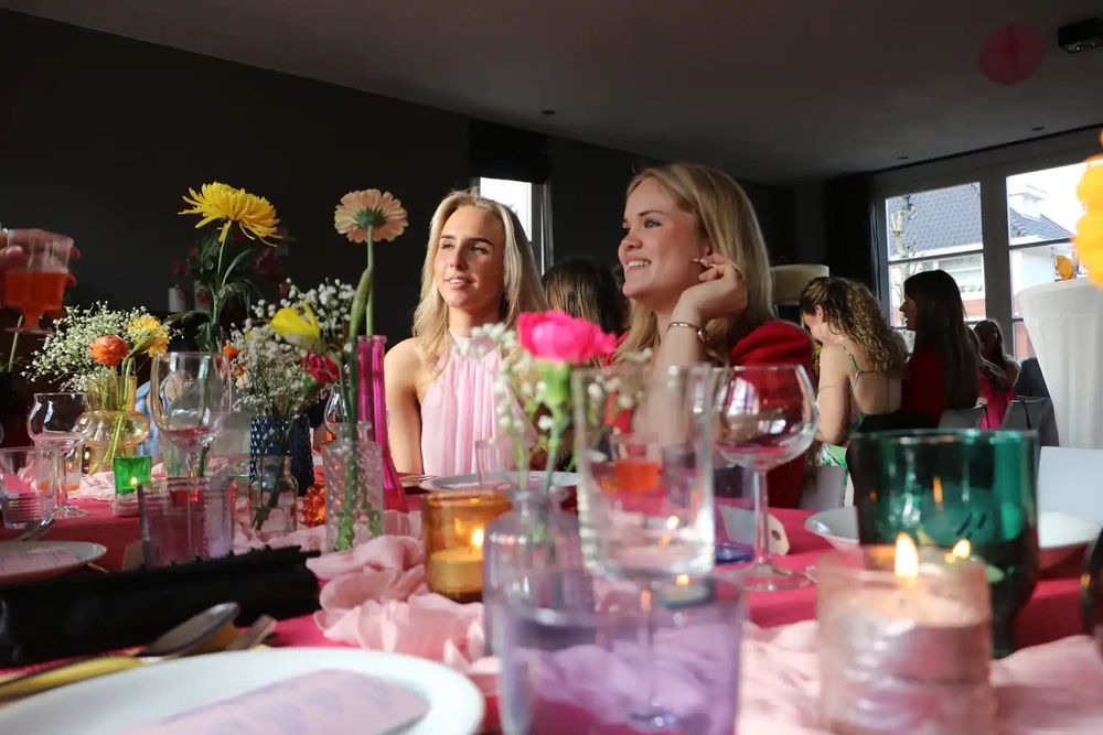 bloemen op tafel, kaarsjes aan