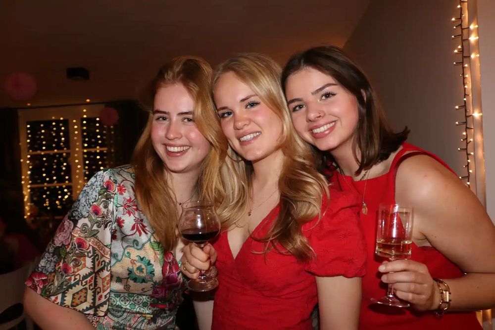 in het rood, met een glas wijn