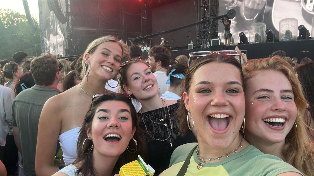 vooraan bij het concert